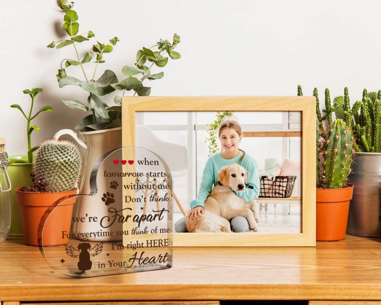 Imagem de O Memorial Dog Sign cria uma decoração de mesa de acrílico em forma de coração