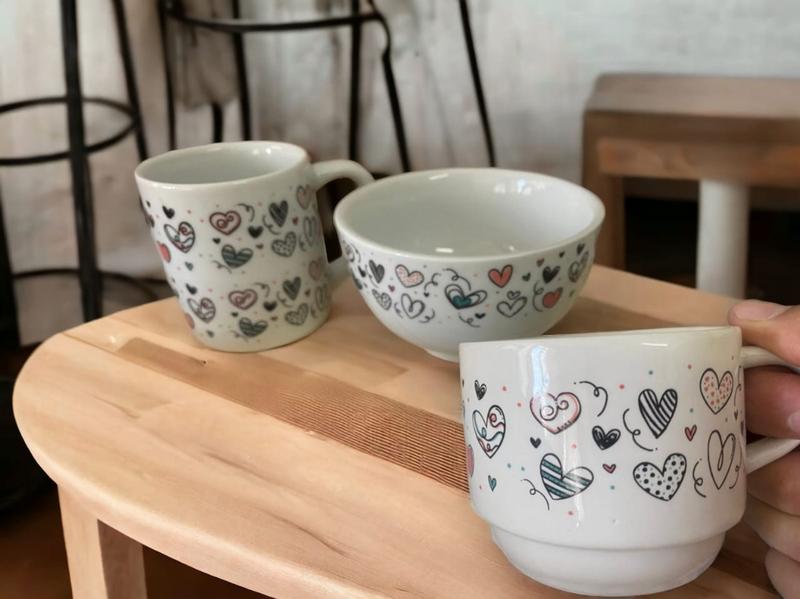 Imagem de ogo de Xícara Chá Caneca Café e Tigela em Porcelana Decorada com Bandeja de Pinus