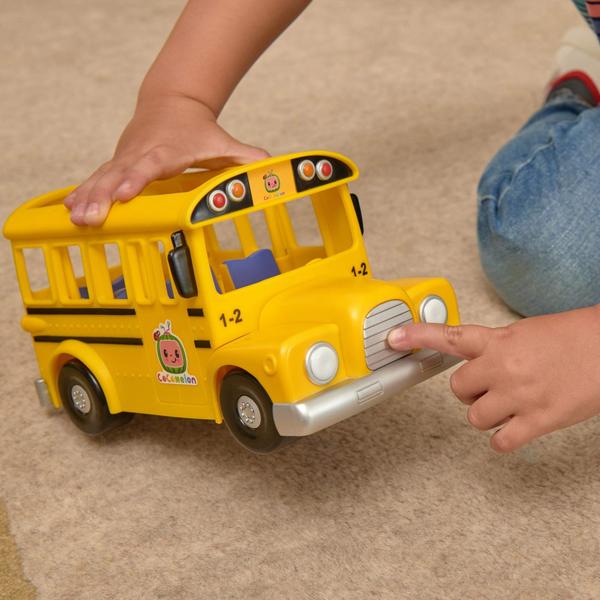 Imagem de Ônibus escolar amarelo musical oficial da Toy CocoMelon com figura de JJ