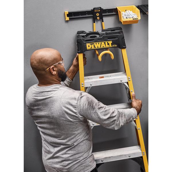 Organizador de ferramentas DEWALT DWST82810 Capacidade de 11 kg com gancho de escada Imagem de Organizador de ferramentas DEWALT DWST82810 Capacidade de 11 kg com gancho de escada