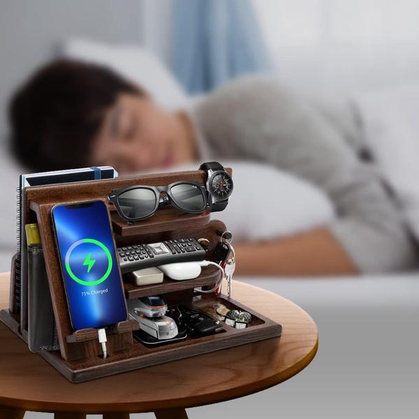 Imagem de Organizador de mesa Gifts Wood Phone Docking Station para homens