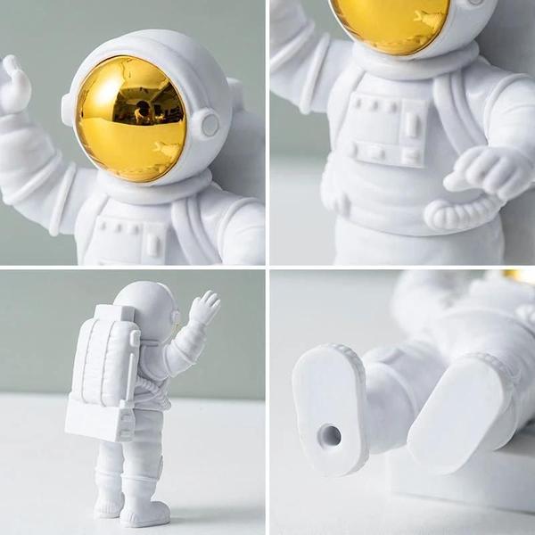 Imagem de Ornamento Astronauta na Lua Amarela - Decoração Moderna para Escritório e Mesa