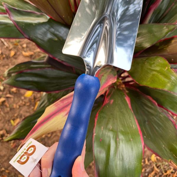 Pá Jardinagem Larga Aço e Cabo Emborrachado Alpe & Aritana Imagem de Pá Jardinagem Larga Aço e Cabo Emborrachado Alpe & Aritana