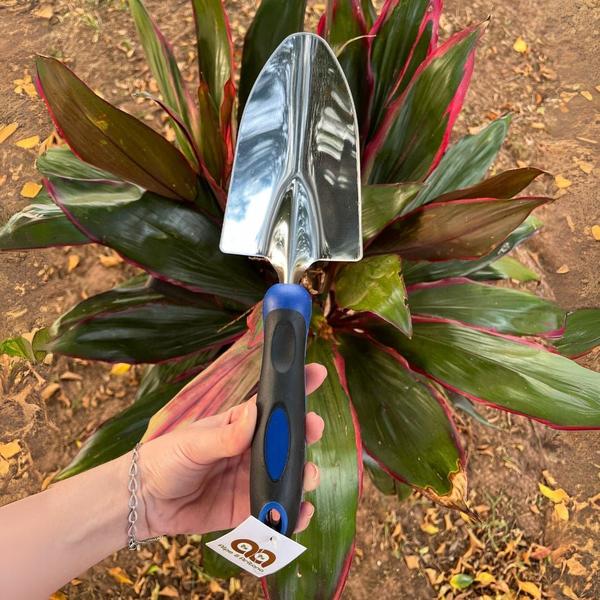 Pá Jardinagem Larga Aço e Cabo Emborrachado Alpe & Aritana Imagem de Pá Jardinagem Larga Aço e Cabo Emborrachado Alpe & Aritana