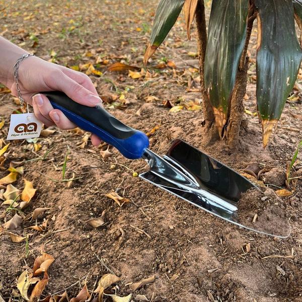 Pá Jardinagem Larga Aço e Cabo Emborrachado Alpe & Aritana Imagem de Pá Jardinagem Larga Aço e Cabo Emborrachado Alpe & Aritana