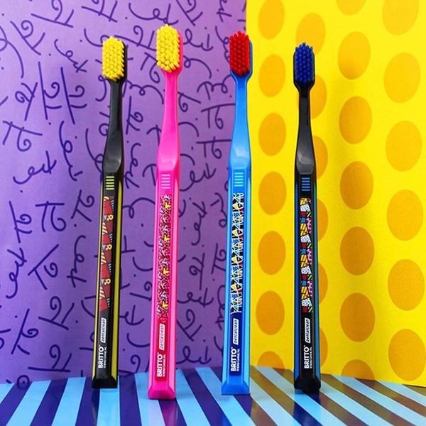 Imagem de Pack 2 Escovas Dentais Macia Fina Soft Kit Romero Britto Dentalclean