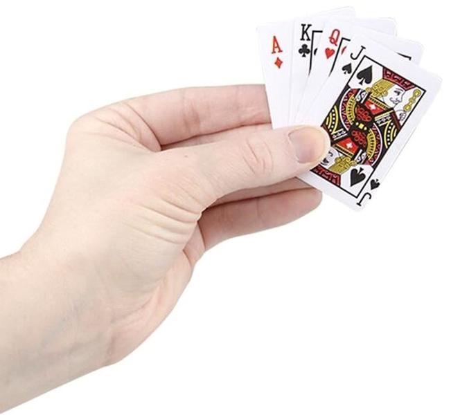 Imagem de Pacote de jogos clássicos em miniatura do mundo mais pequeno com cartas de baralho Operation, UNO e miniatura