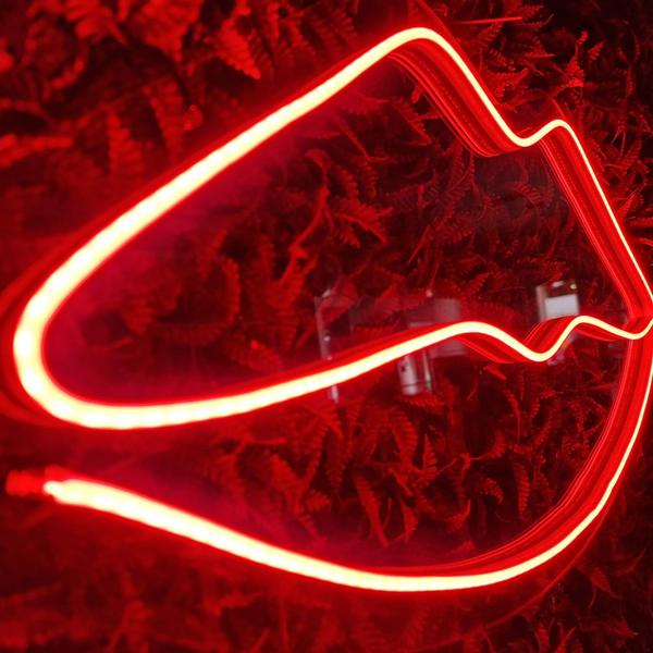 Imagem de Painel Neon Led Kiss Beijo Boca Iluminação Vermelha 70cm X34cm