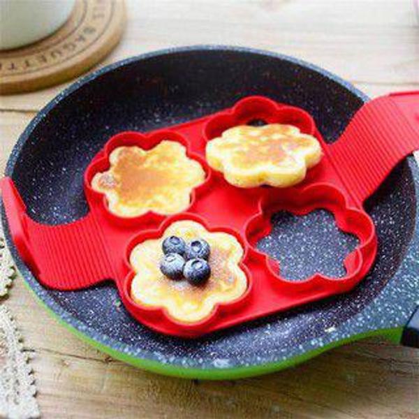 Panquequeira americana de silicone vermelho c/ 4 cavidades flor 16,5 cm - GALPÃO DAS UTILIDADES Imagem de Panquequeira americana de silicone vermelho c/ 4 cavidades flor 16,5 cm - GALPÃO DAS UTILIDADES