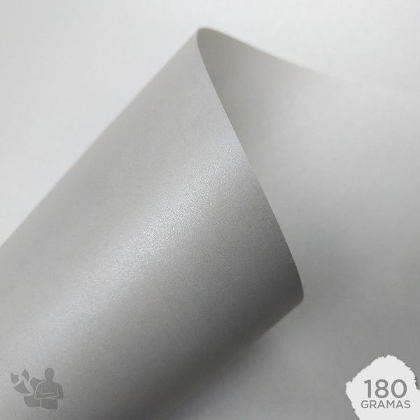 Papel Color Plus Metálico 180g A4 Aspen (Branco) 10 Folhas - Fedrigoni Imagem de Papel Color Plus Metálico 180g A4 Aspen (Branco) 10 Folhas