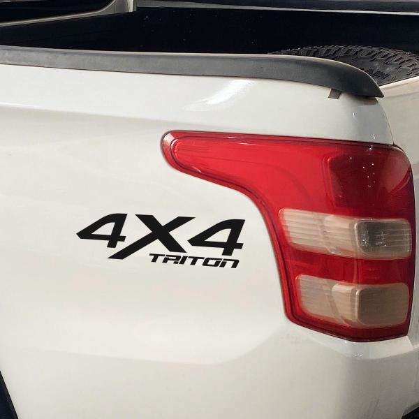Par De Adesivos 4x4 Mitsubishi L200 Triton Emblema Lateral - SPORTINOX Imagem de Par De Adesivos 4x4 Mitsubishi L200 Triton Emblema Lateral