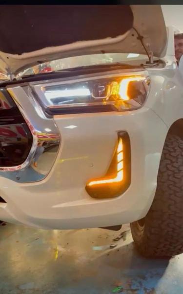 Imagem de Par Moldura Do Farol Milha Hilux 2021 Com Led Drl Seta