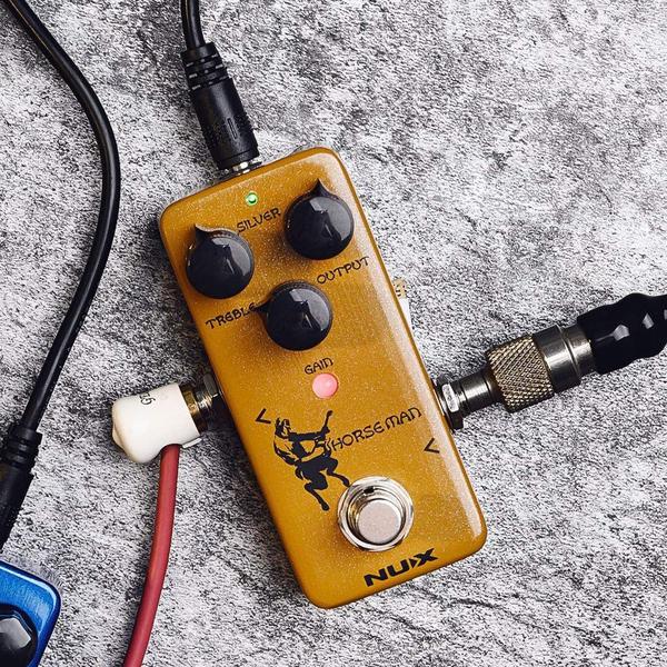 Imagem de Pedal de efeito de guitarra NUX Horseman Overdrive com ouro e prata