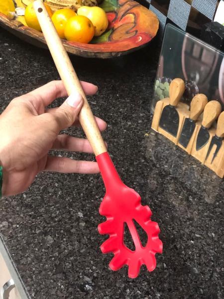 Imagem de Pegador de massas macarrão arroz cozinha silicone e madeira vermelho 32cm ck3474