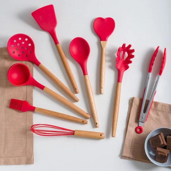 Pegador p/Massa d/Silicone c/Cabo Bambu Charmy Vermelho Lyor Imagem de Pegador p/Massa d/Silicone c/Cabo Bambu Charmy Vermelho Lyor