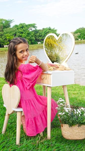 Imagem de Penteadeira Infantil com Cadeirinha e Espelho Coração Tamanho G