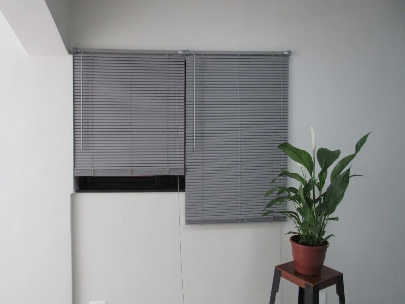 Imagem de Persiana Horizontal PVC 25mm BLOCK LUXO 160larg x 220alt Cinza (2 pçs) - Quarto/Sala/ Escritório/Cozinha/Lavanderia