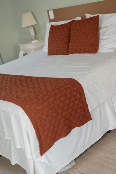 Imagem de Peseira Manta Tricot Cama Queen Decorativa 230x60cm com 2 Capas Almofadas 45x45cm