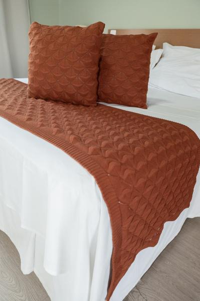 Imagem de Peseira Manta Tricot Cama Queen Decorativa 230x60cm com 2 Capas Almofadas 45x45cm