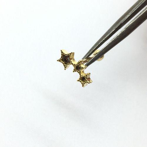 Imagem de Piercing Cartilagem Tragus com 3 Estrelas com Pedras Ouro 18k CO43K096