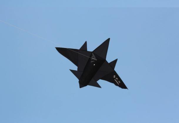 Pipa Formato Avião Preto 3d Poliéster Com Linha - IMPT Imagem de Pipa Formato Avião Preto 3d Poliéster Com Linha