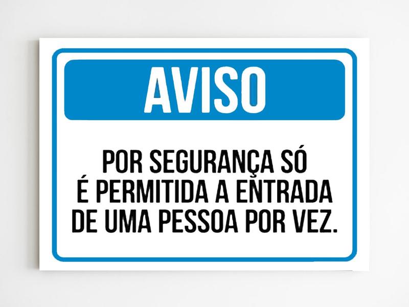 Imagem de Placa de aviso só é permitido entrada de uma pessoa por vez