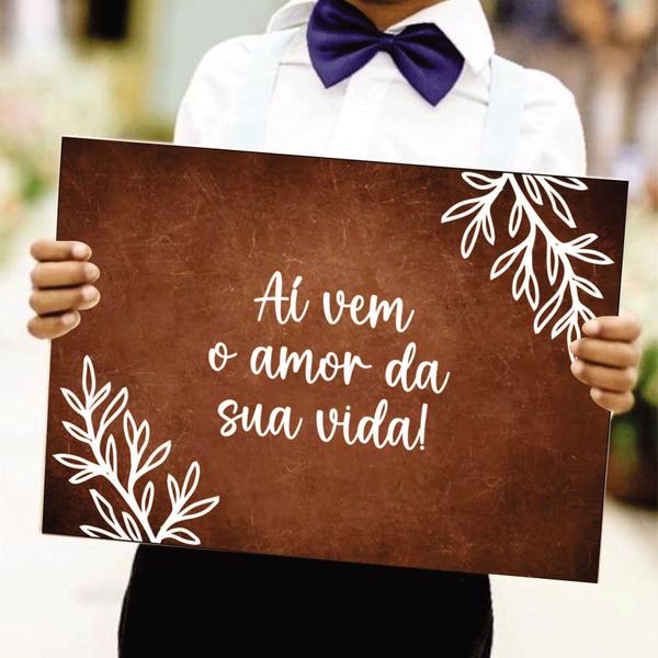 Imagem de Placa de Casamento Aí Vem o Amor da Sua Vida (Amadeirada) - Plaquinha Entrada Noiva Noivo Pajem Dama