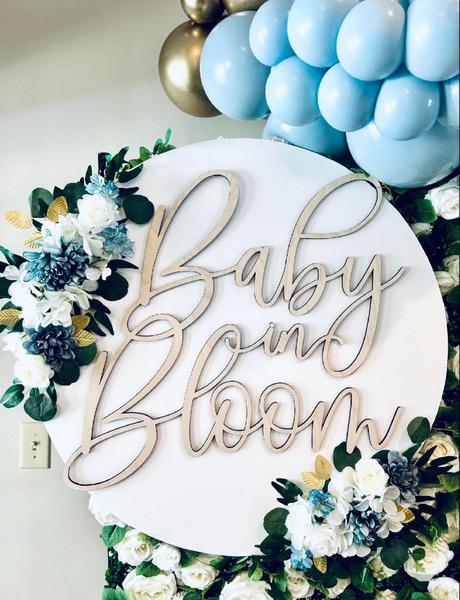 Imagem de Placa de madeira Baby In Bloom para decorações de chá de bebê