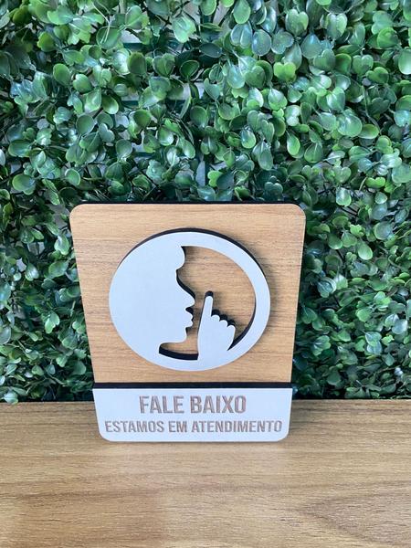 Imagem de Placa de sinalização Fale Baixo estamos em atendimento em mdf