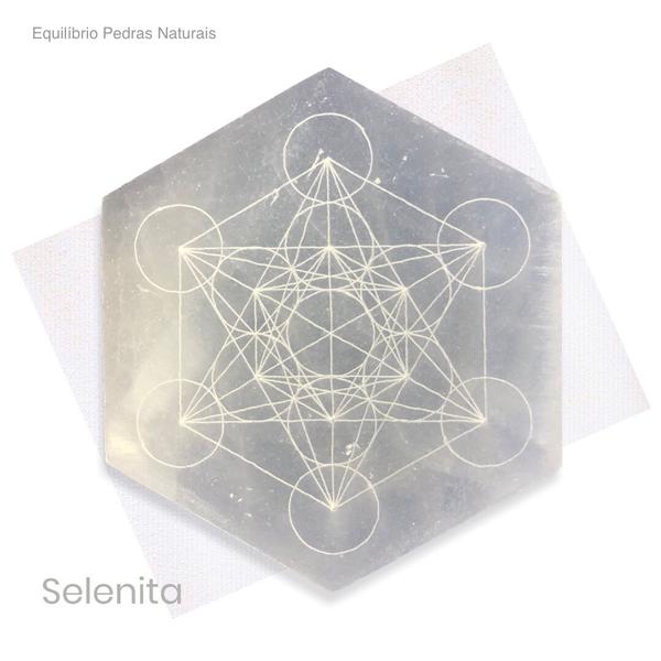 Imagem de Placa Pedra Selenita Hexagonal Com Chakras 7cm X 1,5cm