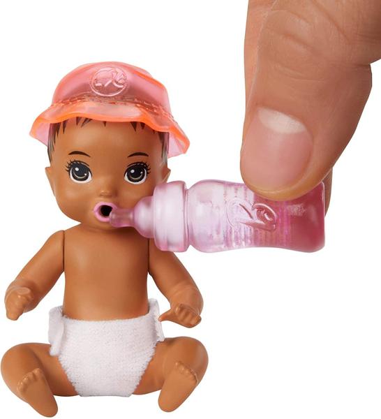 Imagem de Playset Barbie Babysitters Inc. com boneca mudança de cor, saco de fraldas e 7 acessórios
