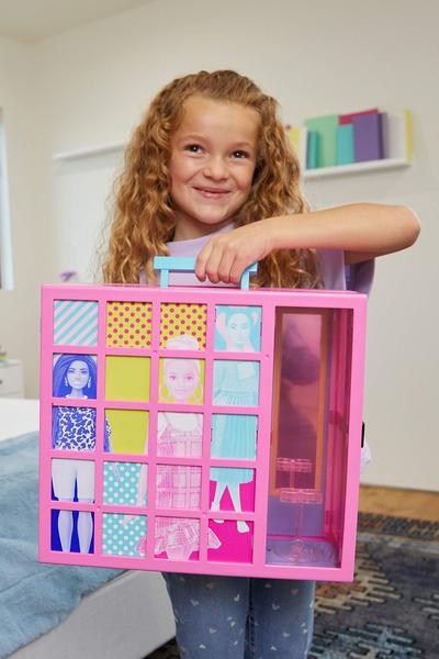 Imagem de Playset Barbie Dream Closet com mais de 30 roupas e acessórios