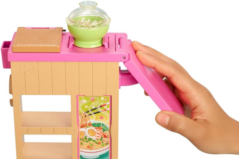 Imagem de Playset Barbie Noodle Bar com boneca morena, estação de trabalho