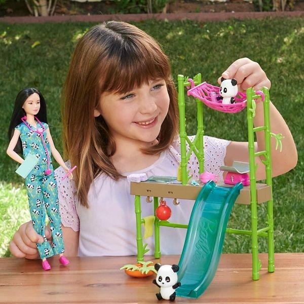 Imagem de Playset Barbie Veterinaria Cuidadora de Pandas Com Boneca Articulada e 2 Ursinhos Panda - 15 Acessórios - Mattel - HKT77