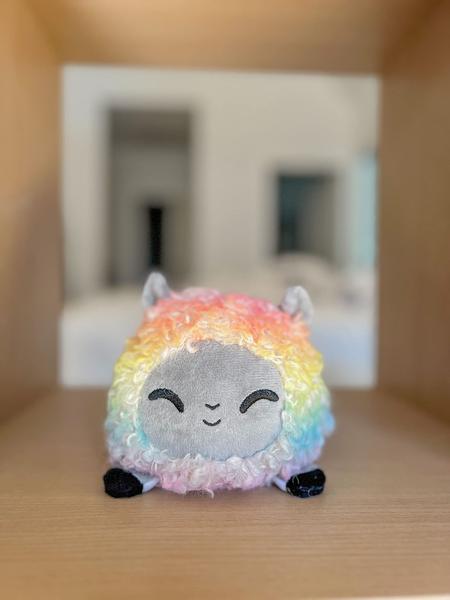 Imagem de Plushie TeeTurtle The Original Reversível Sheep Pride