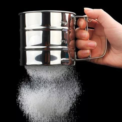 Imagem de Polvilhador Caneca Aço Inox Luxo Com Gatilho Peneirar Farinha