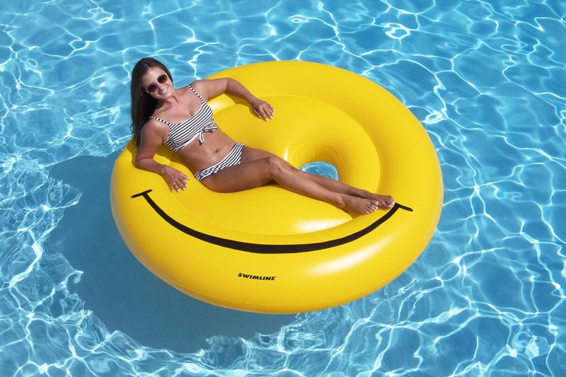 Imagem de Pool Float Swimline Smiley Face Yellow para 3-5 pessoas