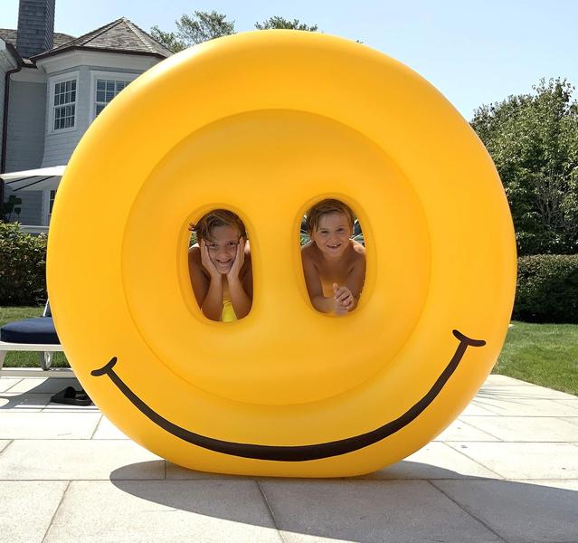 Imagem de Pool Float Swimline Smiley Face Yellow para 3-5 pessoas