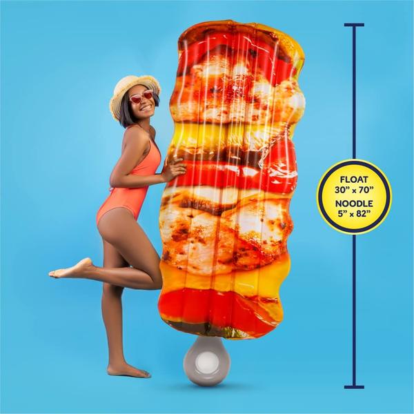 Imagem de Pool Float Tube Mighty Mojo Chicken Shish Kebab com macarrão