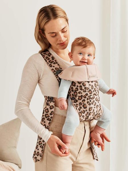 Imagem de Porta-bebês BabyBjörn Mini algodão bege/leopardo para 0-12M