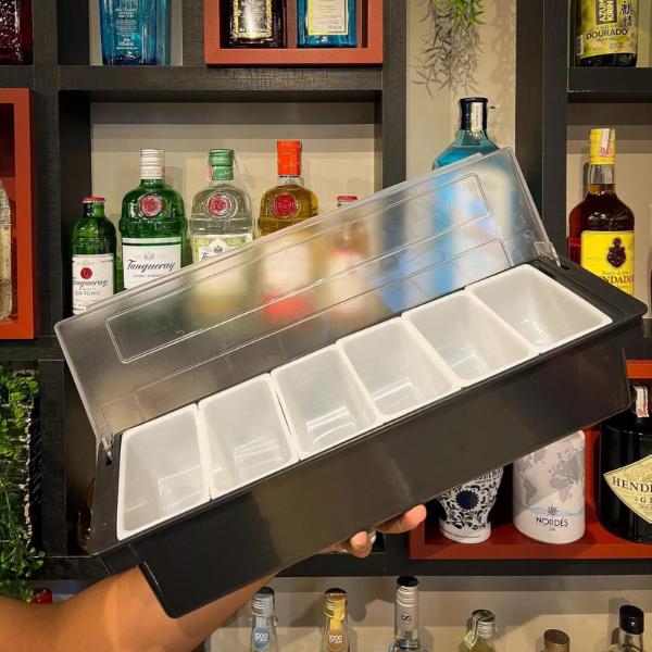 Porta Condimentos Profissional C/ 6 divisórias Bartenders - Weck Imagem de Porta Condimentos Profissional C/ 6 divisórias Bartenders