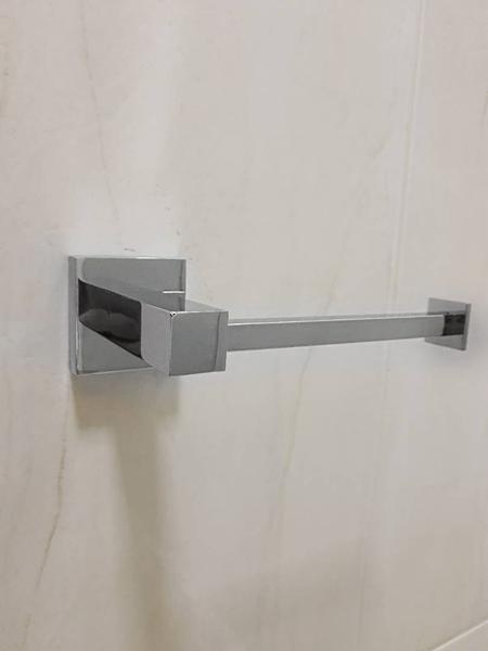 Porta Papel Higiênico Reto Cromado em 100 % Metal Inox Suporte Robusto - Fine Metais Imagem de Porta Papel Higiênico Reto Cromado em 100 % Metal Inox Suporte Robusto