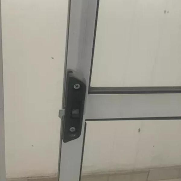 Imagem de PORTA SACADA 2 FOLHAS 210x150 COM TRINCO PRETO LINHA 20 NORMTIZADA