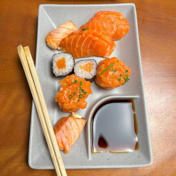 Prato Retangular 19cm Melamina com Molheira Sushi Lyor Tóquio Granilite Avulso Imagem de Prato Retangular 19cm Melamina com Molheira Sushi Lyor Tóquio Granilite Avulso