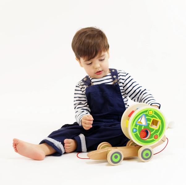 Imagem de Premiado Hape Walk-A-Long Snail Toddler Wooden Pull Toy, L: 11.9, W: 4.4, H: 7.3 polegadas