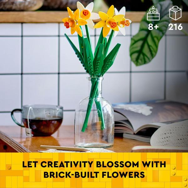 Imagem de Presente de celebração LEGO Daffodils, narcisos amarelos e brancos