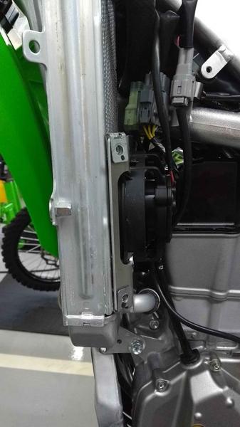 Imagem de Protetor de Radiador Lateral Kawasaki KX 250-450XC 2021-2023 / KXF 250-450 2019-2023 (Cross e XC) - Alumínio Preto Epoxi (com sup. para ventilador)