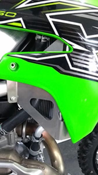 Imagem de Protetor de Radiador Lateral Kawasaki MX KX250-450X 2023 / KXF250-450 2023 (Cross e XC) - Alumínio Preto Epoxi