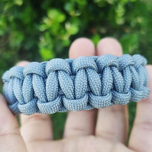 Imagem de Pulseira Paracord 550lb Bracelete Tático 2,5m Corda De Sobrevivência Cinza