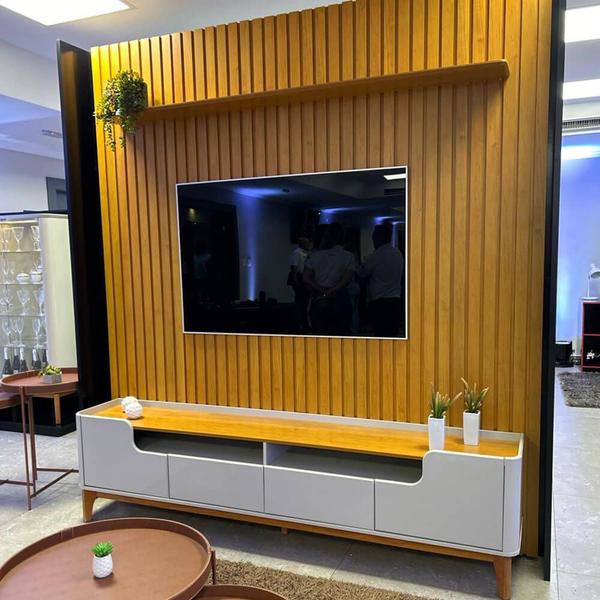 Rack Flip com Painel Supremo 4 Portas para TV até 85 Polegadas Patrimar Cor Off White Cinamomo - Estrela Móveis Imagem de Rack Flip com Painel Supremo 4 Portas para TV até 85 Polegadas Patrimar Cor Off White Cinamomo